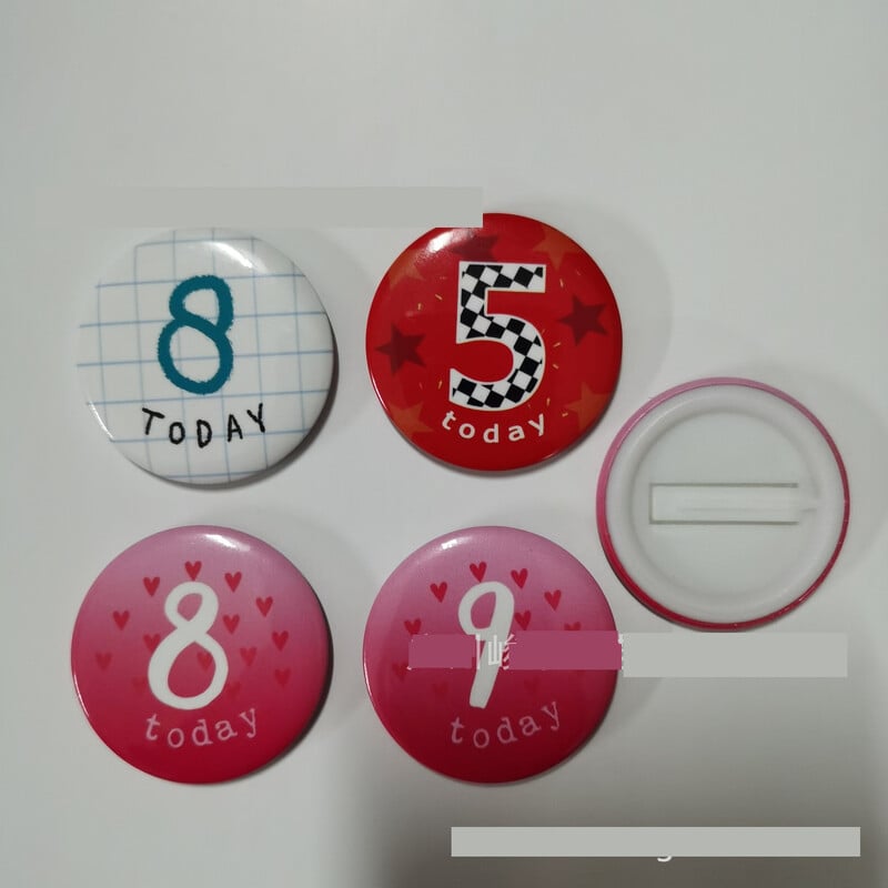 Ženklelių gamintojai gamina lakštinio metalo ženklelius, dvigubo blyksnio ženklelius, svogūnų miltelių lakštinio metalo ženklelius, ženklelius