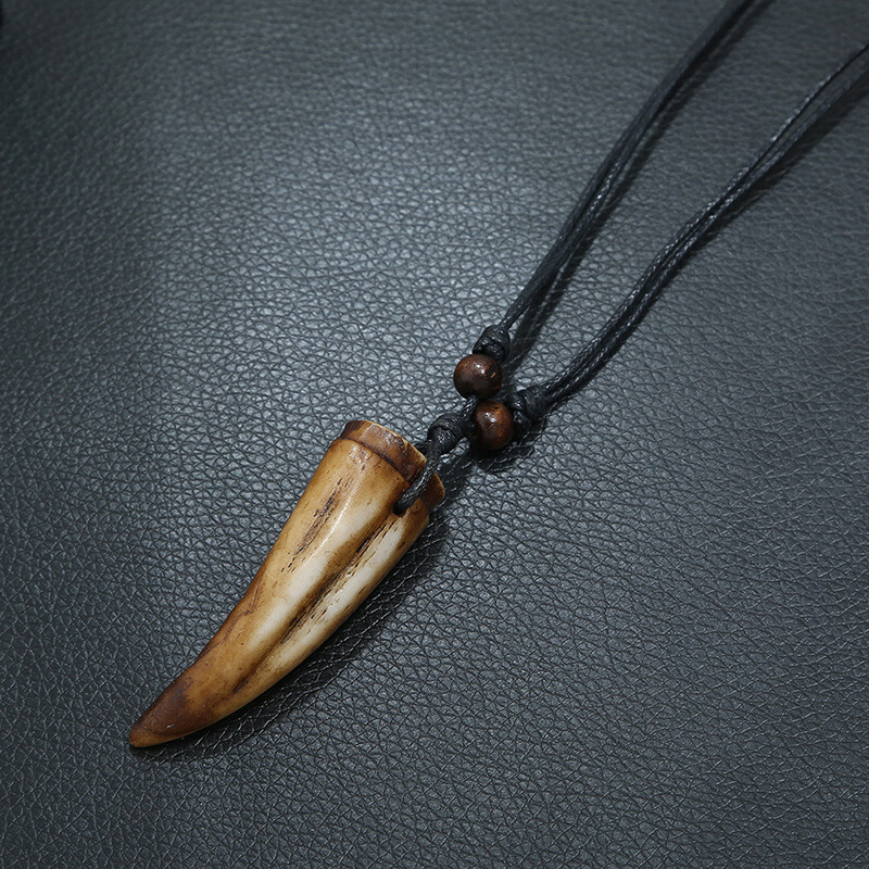 Vyriškas studentiškas paprastas retro stiliaus dervos vėrinys turistinėje zonoje, etninio stiliaus, 2 juanių parduotuvės stendo pristatymas.