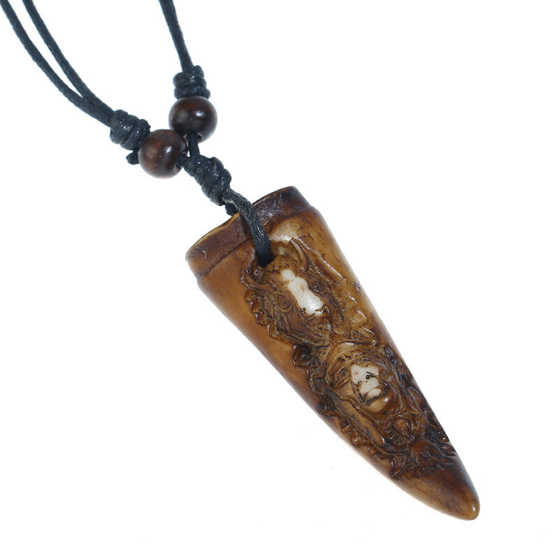 Vyriškas studentiškas paprastas retro stiliaus dervos vėrinys turistinėje zonoje, etninio stiliaus, 2 juanių parduotuvės stendo pristatymas.