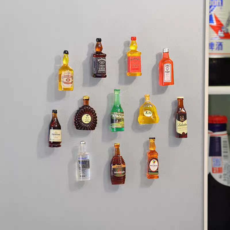 Automobilio dekoravimo imitacija, mini RIO vyno butelis, mini Coca-Cola, gimtadienio tortas, vyno kepimas, tortas, dekoracija, papuošalai, šaldytuvo lipdukas