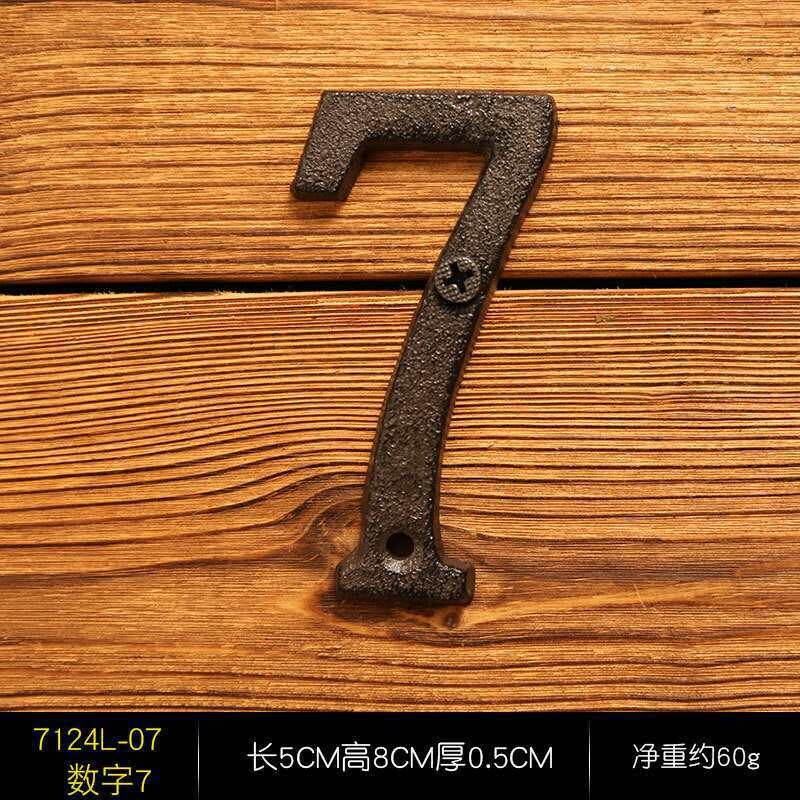 Didmeninė prekyba ketaus sieninėmis raidėmis, kabančiais retro arabiškais skaitmenimis, baro geležine stalo dekoracija su raidėmis, modelių kambarys