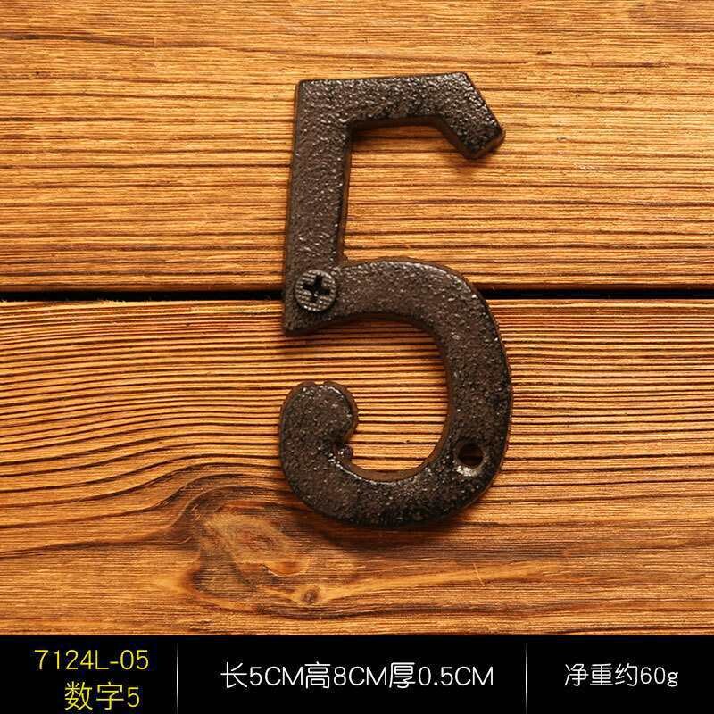 Didmeninė prekyba ketaus sieninėmis raidėmis, kabančiais retro arabiškais skaitmenimis, baro geležine stalo dekoracija su raidėmis, modelių kambarys