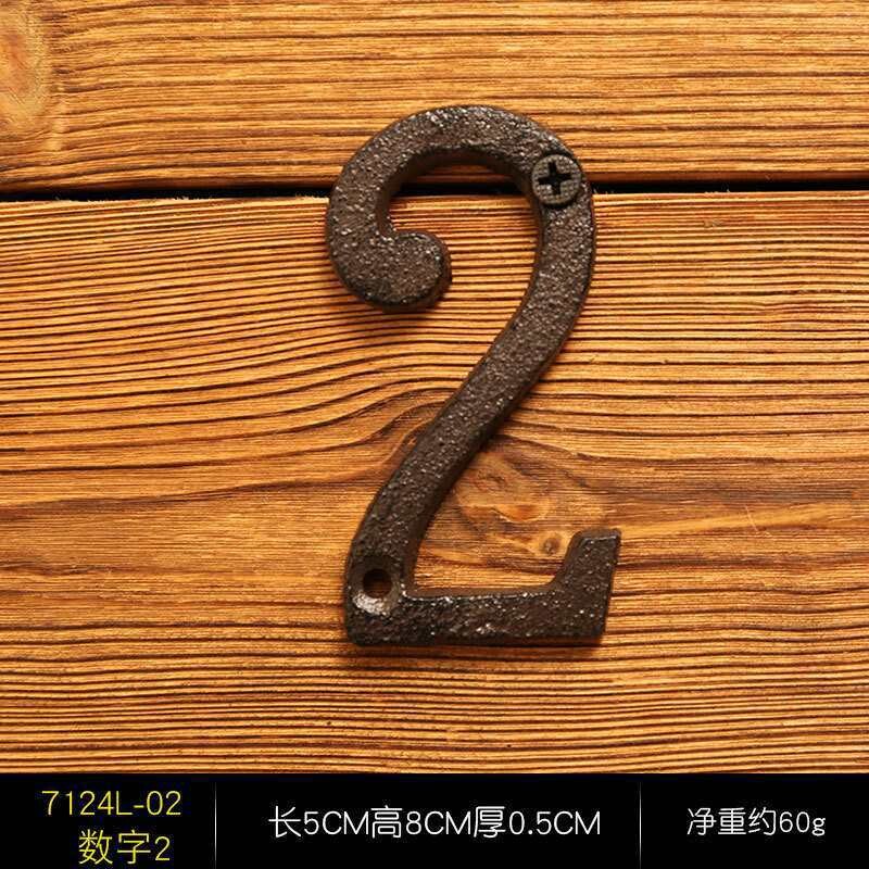 Didmeninė prekyba ketaus sieninėmis raidėmis, kabančiais retro arabiškais skaitmenimis, baro geležine stalo dekoracija su raidėmis, modelių kambarys