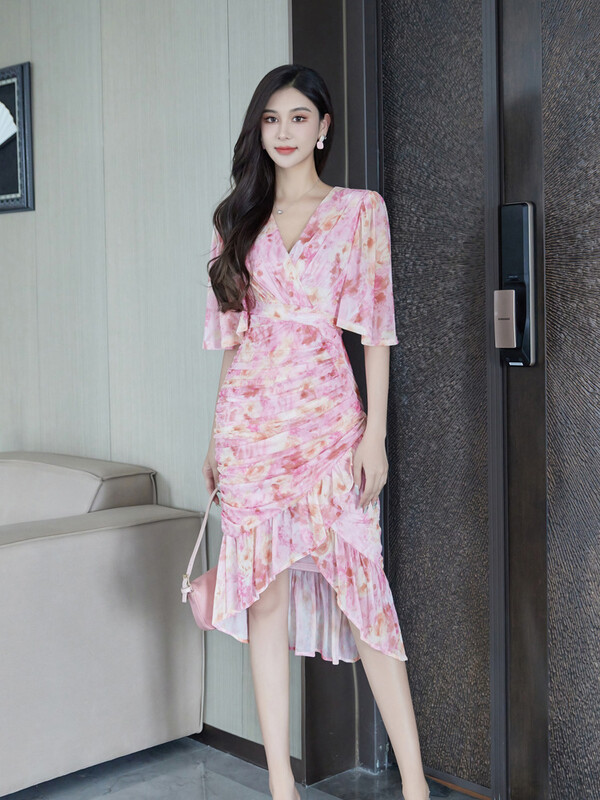 Φθινοπωρινά ρούχα για γυναίκες 2023 φθινόπωρο νέα κομψή φούστα ιδιοσυγκρασία λεπτή high-end V-neck ακανόνιστο ροζ φόρεμα με ουρά ψαριού