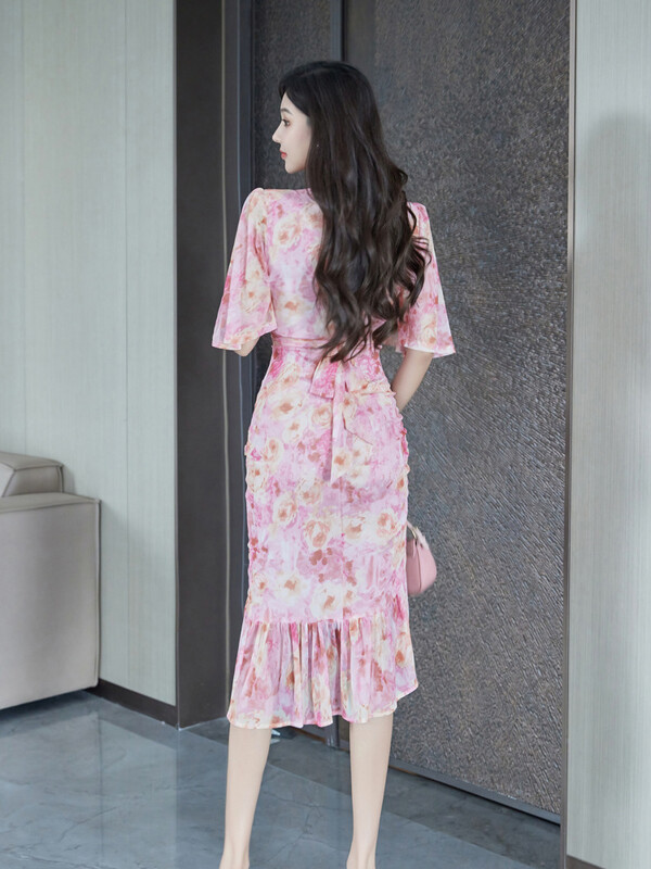 Φθινοπωρινά ρούχα για γυναίκες 2023 φθινόπωρο νέα κομψή φούστα ιδιοσυγκρασία λεπτή high-end V-neck ακανόνιστο ροζ φόρεμα με ουρά ψαριού