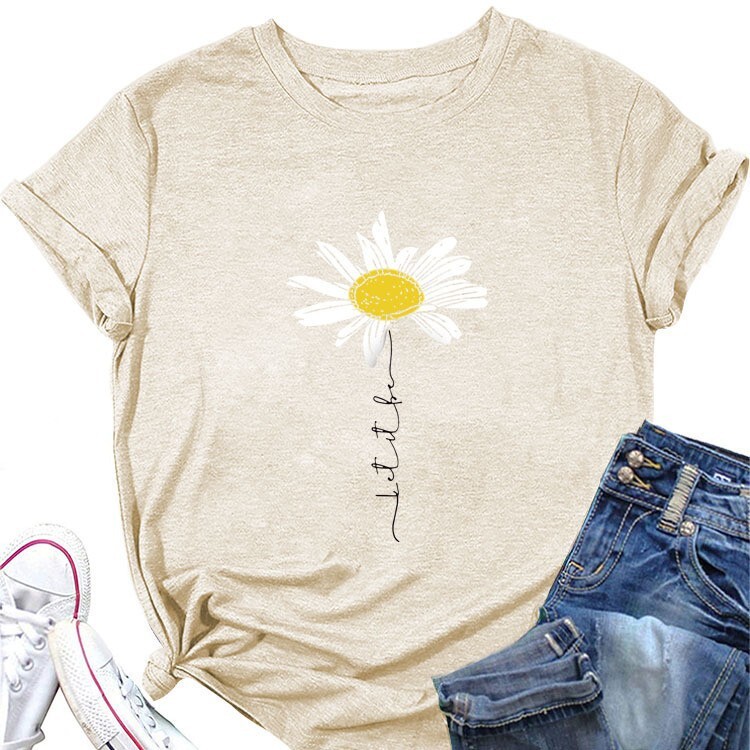 Νέο μπλουζάκι TK LET IT BE DAISY, διαθέσιμο σε διάφορες ευρωπαϊκές και αμερικανικές αγορές, για την άνοιξη-καλοκαίρι, με μικρή στάμπα μαργαρίτας και στρογγυλή λαιμόκοψη, σε άνετη γραμμή.