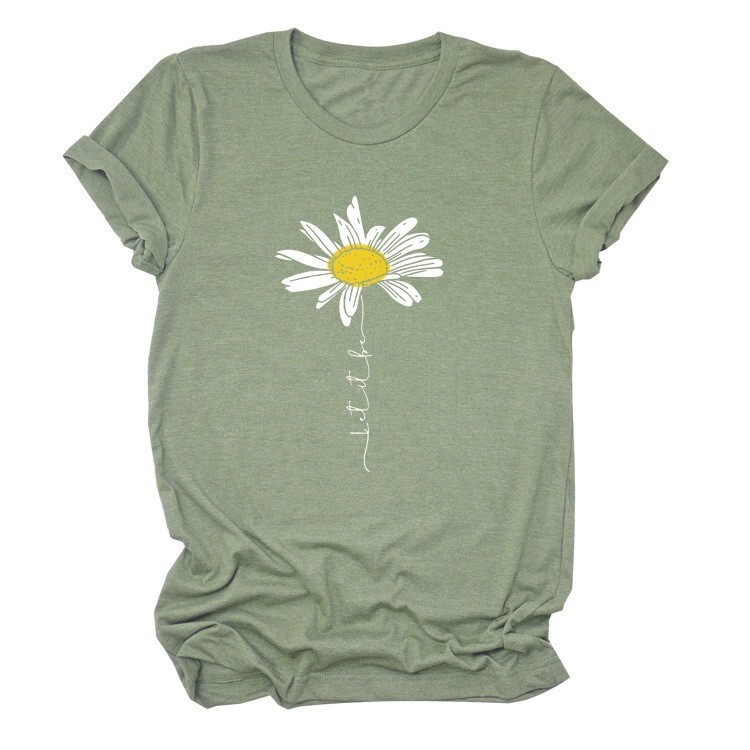 Νέο μπλουζάκι TK LET IT BE DAISY, διαθέσιμο σε διάφορες ευρωπαϊκές και αμερικανικές αγορές, για την άνοιξη-καλοκαίρι, με μικρή στάμπα μαργαρίτας και στρογγυλή λαιμόκοψη, σε άνετη γραμμή.