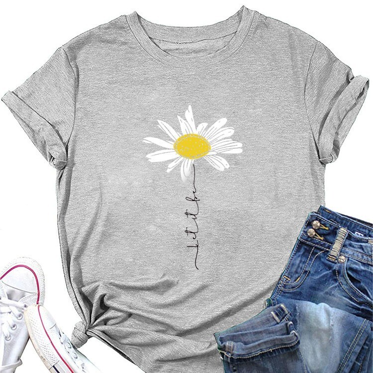 Νέο μπλουζάκι TK LET IT BE DAISY, διαθέσιμο σε διάφορες ευρωπαϊκές και αμερικανικές αγορές, για την άνοιξη-καλοκαίρι, με μικρή στάμπα μαργαρίτας και στρογγυλή λαιμόκοψη, σε άνετη γραμμή.