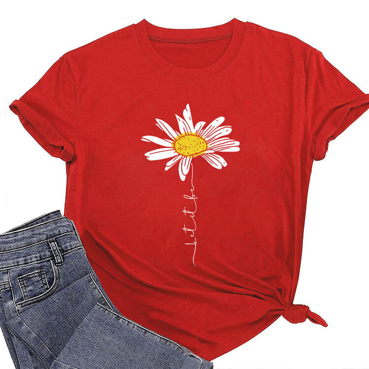 Νέο μπλουζάκι TK LET IT BE DAISY, διαθέσιμο σε διάφορες ευρωπαϊκές και αμερικανικές αγορές, για την άνοιξη-καλοκαίρι, με μικρή στάμπα μαργαρίτας και στρογγυλή λαιμόκοψη, σε άνετη γραμμή.