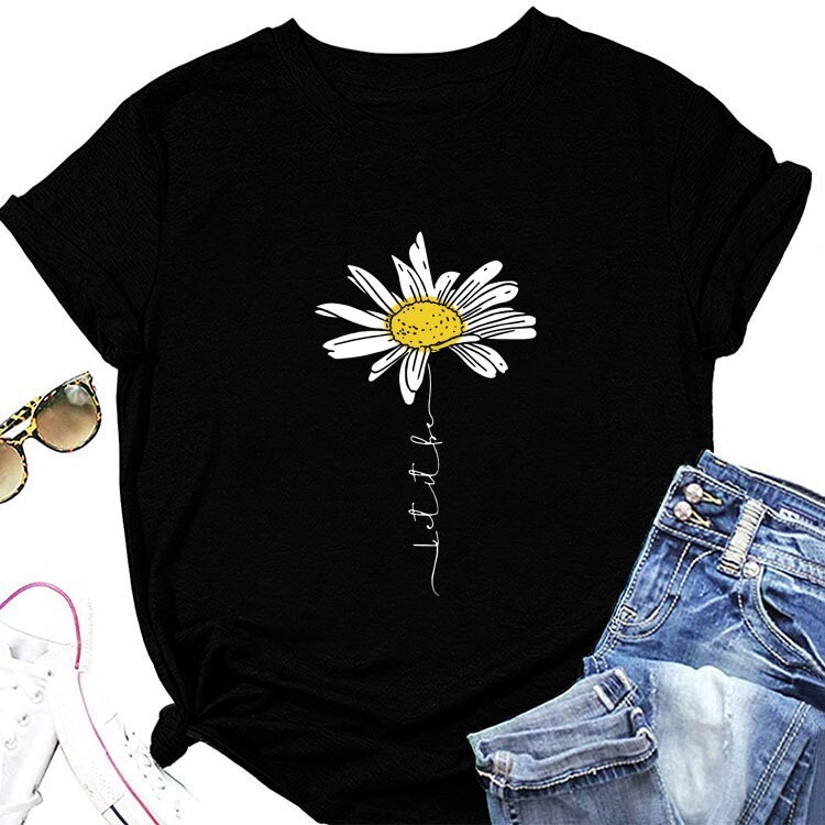 Νέο μπλουζάκι TK LET IT BE DAISY, διαθέσιμο σε διάφορες ευρωπαϊκές και αμερικανικές αγορές, για την άνοιξη-καλοκαίρι, με μικρή στάμπα μαργαρίτας και στρογγυλή λαιμόκοψη, σε άνετη γραμμή.