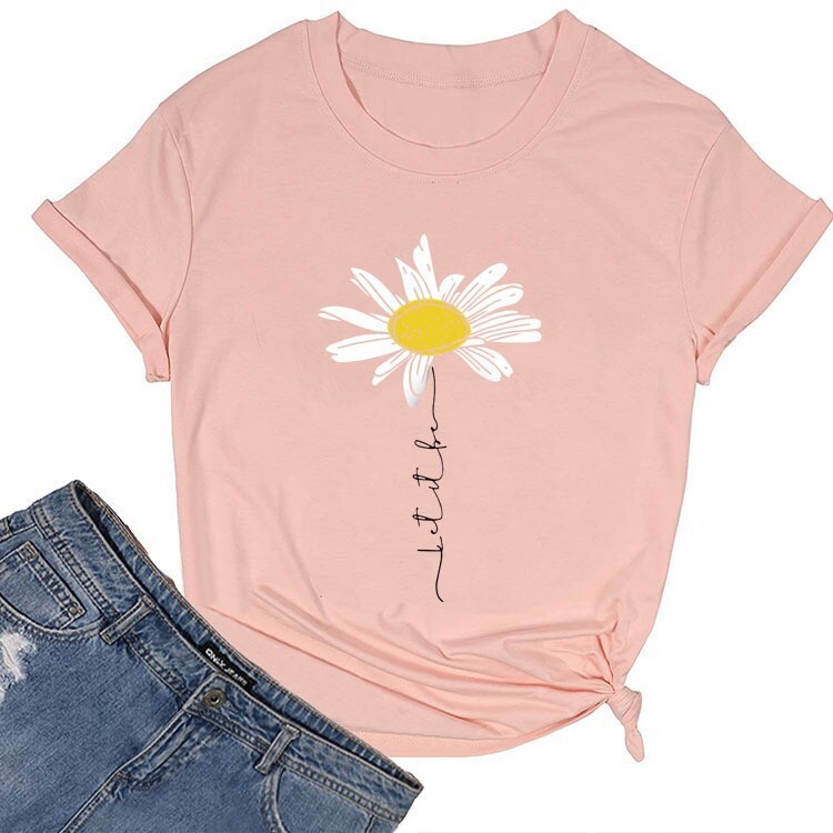 Νέο μπλουζάκι TK LET IT BE DAISY, διαθέσιμο σε διάφορες ευρωπαϊκές και αμερικανικές αγορές, για την άνοιξη-καλοκαίρι, με μικρή στάμπα μαργαρίτας και στρογγυλή λαιμόκοψη, σε άνετη γραμμή.