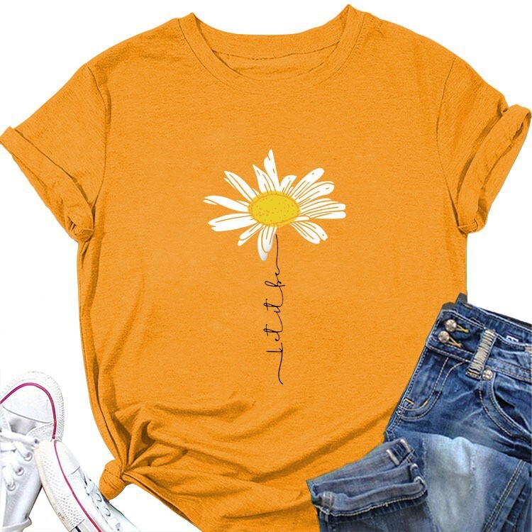 Νέο μπλουζάκι TK LET IT BE DAISY, διαθέσιμο σε διάφορες ευρωπαϊκές και αμερικανικές αγορές, για την άνοιξη-καλοκαίρι, με μικρή στάμπα μαργαρίτας και στρογγυλή λαιμόκοψη, σε άνετη γραμμή.