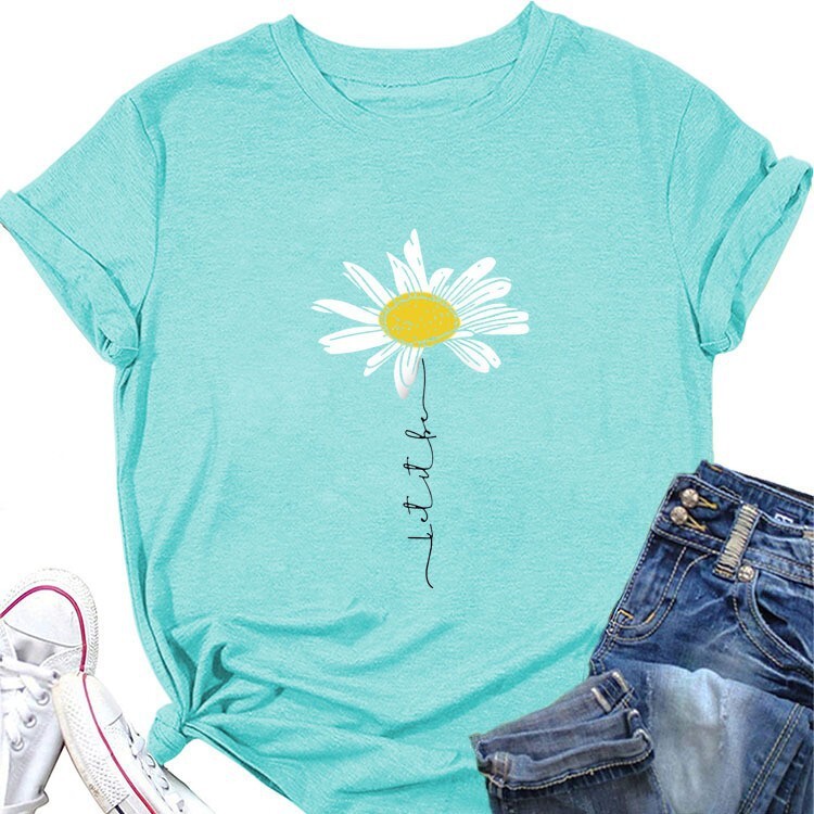 Νέο μπλουζάκι TK LET IT BE DAISY, διαθέσιμο σε διάφορες ευρωπαϊκές και αμερικανικές αγορές, για την άνοιξη-καλοκαίρι, με μικρή στάμπα μαργαρίτας και στρογγυλή λαιμόκοψη, σε άνετη γραμμή.