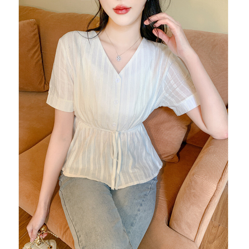 Μοντέρνο κορεάτικο σχέδιο πουκάμισου για το 2024 με στυλ και ρετρό κέντημα, κοντομάνικο τοπ και V-λαιμόκοψη για γυναίκες