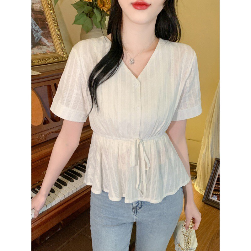 Μοντέρνο κορεάτικο σχέδιο πουκάμισου για το 2024 με στυλ και ρετρό κέντημα, κοντομάνικο τοπ και V-λαιμόκοψη για γυναίκες