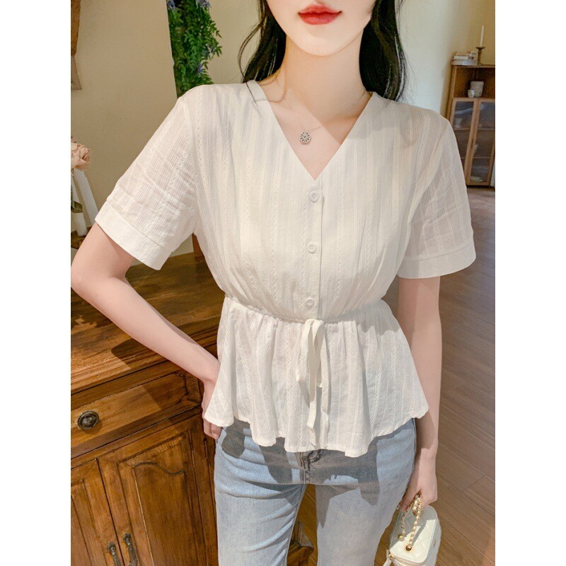 Μοντέρνο κορεάτικο σχέδιο πουκάμισου για το 2024 με στυλ και ρετρό κέντημα, κοντομάνικο τοπ και V-λαιμόκοψη για γυναίκες