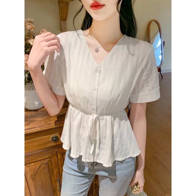 Μοντέρνο κορεάτικο σχέδιο πουκάμισου για το 2024 με στυλ και ρετρό κέντημα, κοντομάνικο τοπ και V-λαιμόκοψη για γυναίκες