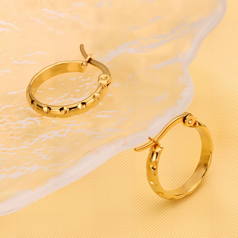 Европейски и американски трансгранични кръгли обеци от неръждаема стомана, щипки за уши за жени, леки луксозни обеци от висок клас, модерни темпераментни универсални обеци