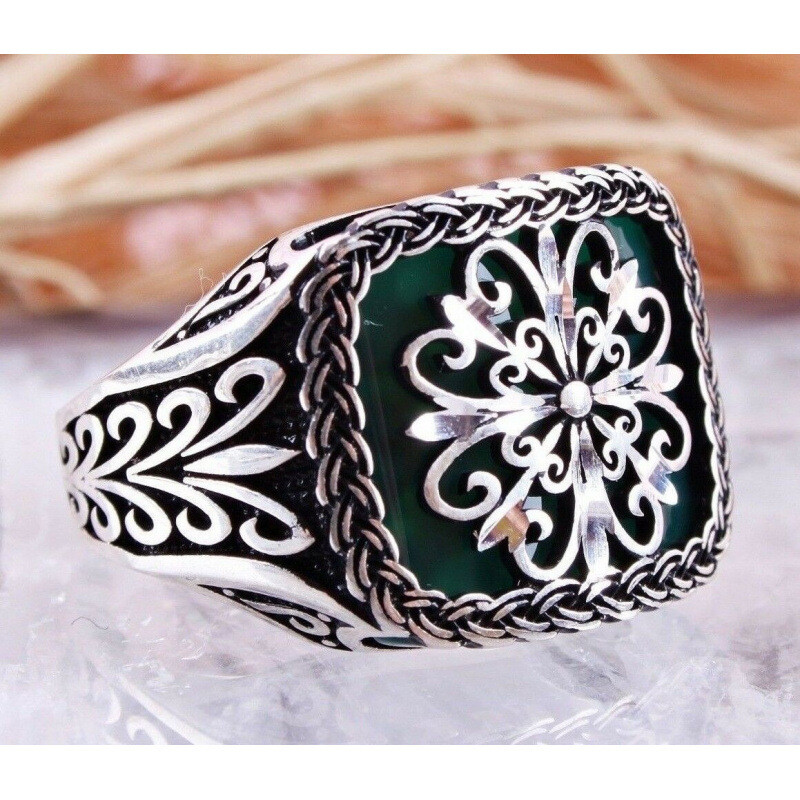 Vyriškas žiedas su juodo plokščio cirkonio raštu