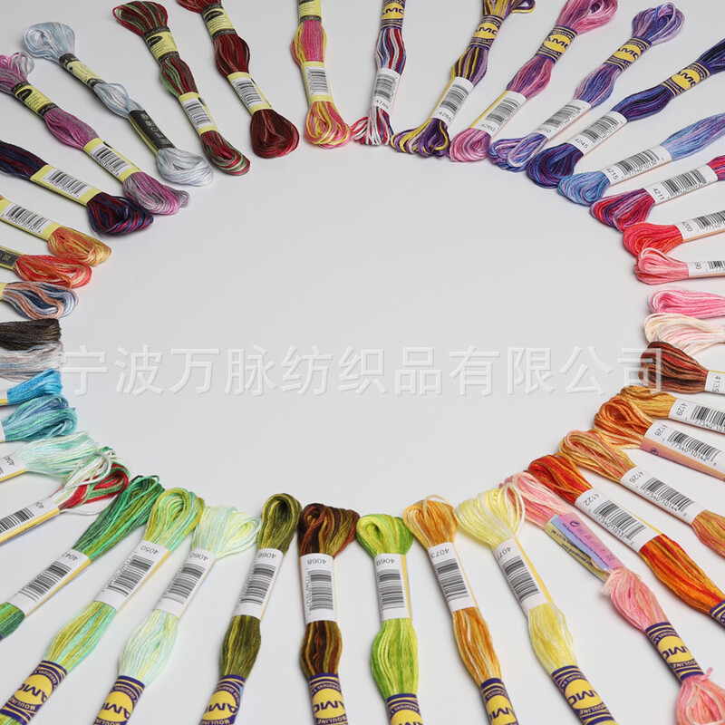 10 spalvų rinkinyje. Spalvota dvigubai merserizuota, degintos Egipto ilgapluoštės medvilnės siūlai. Įvairiaspalviai 8 metrų medvilniniai kryželiu siuvinėjimo siūlai, su galimybe pasirinkti spalvą.