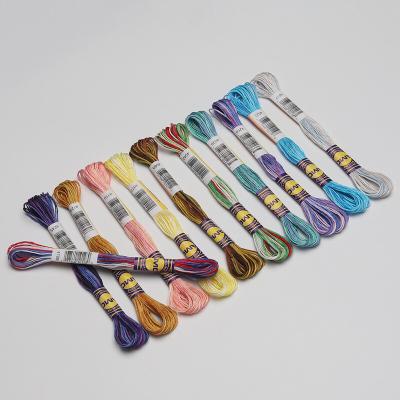 10 spalvų rinkinyje. Spalvota dvigubai merserizuota, degintos Egipto ilgapluoštės medvilnės siūlai. Įvairiaspalviai 8 metrų medvilniniai kryželiu siuvinėjimo siūlai, su galimybe pasirinkti spalvą.