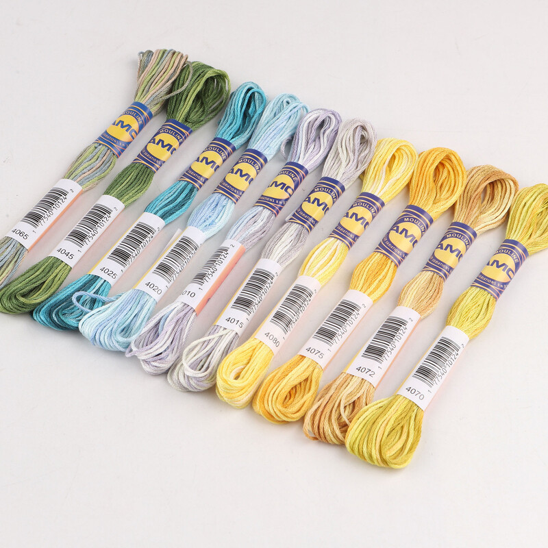 10 spalvų rinkinyje. Spalvota dvigubai merserizuota, degintos Egipto ilgapluoštės medvilnės siūlai. Įvairiaspalviai 8 metrų medvilniniai kryželiu siuvinėjimo siūlai, su galimybe pasirinkti spalvą.