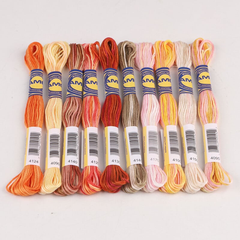 10 spalvų rinkinyje. Spalvota dvigubai merserizuota, degintos Egipto ilgapluoštės medvilnės siūlai. Įvairiaspalviai 8 metrų medvilniniai kryželiu siuvinėjimo siūlai, su galimybe pasirinkti spalvą.