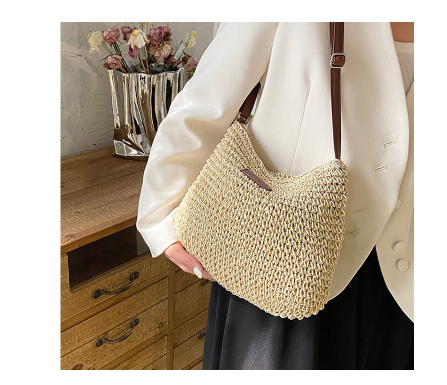 Moteriška vasarinė rankinė, paprasta ir stilinga, tinkanti apsipirkimui ir susitikimams.