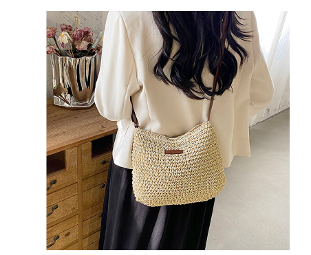 Moteriška vasarinė rankinė, paprasta ir stilinga, tinkanti apsipirkimui ir susitikimams.