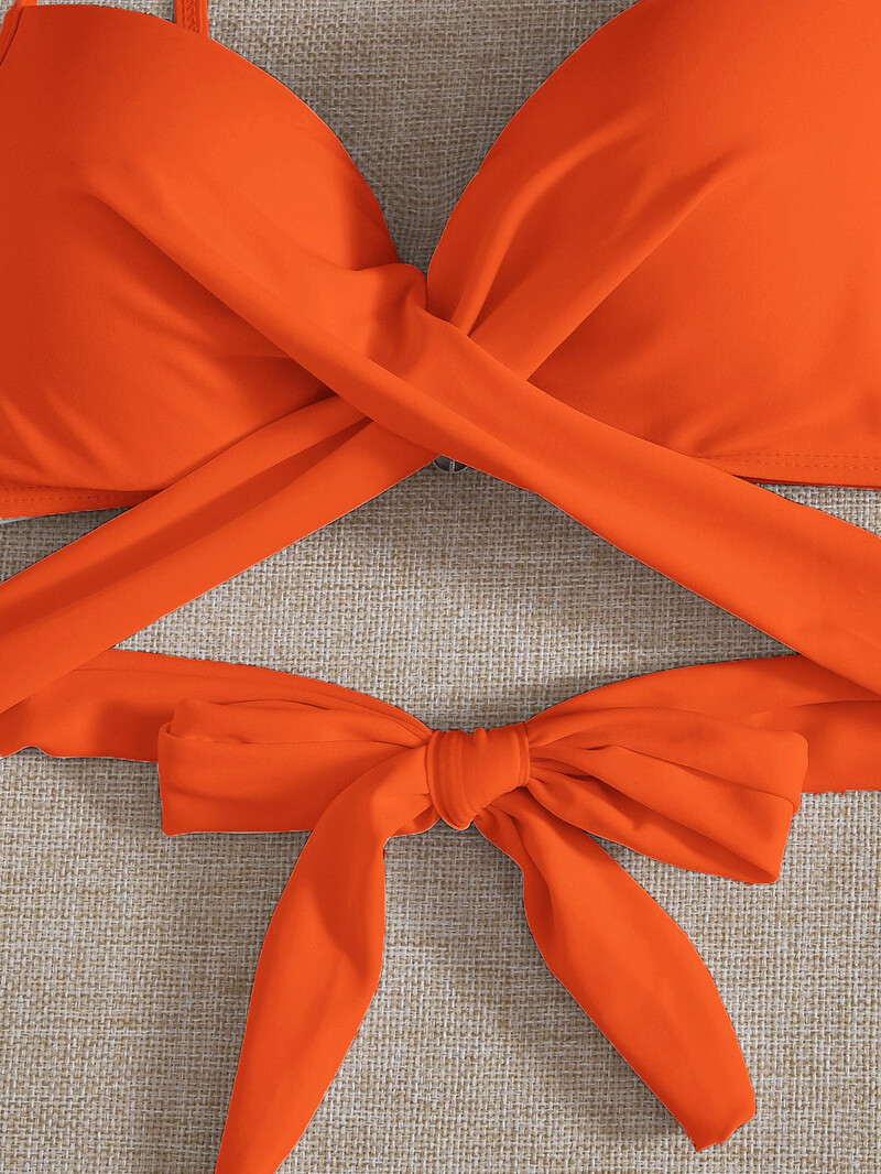 Naujas, populiarus moteriškas maudymosi kostiumėlis, skirtas tarpvalstybinei užsienio prekybai ir seksualus aukšto liemens paplūdimio bikinis Jungtinėse Valstijose.