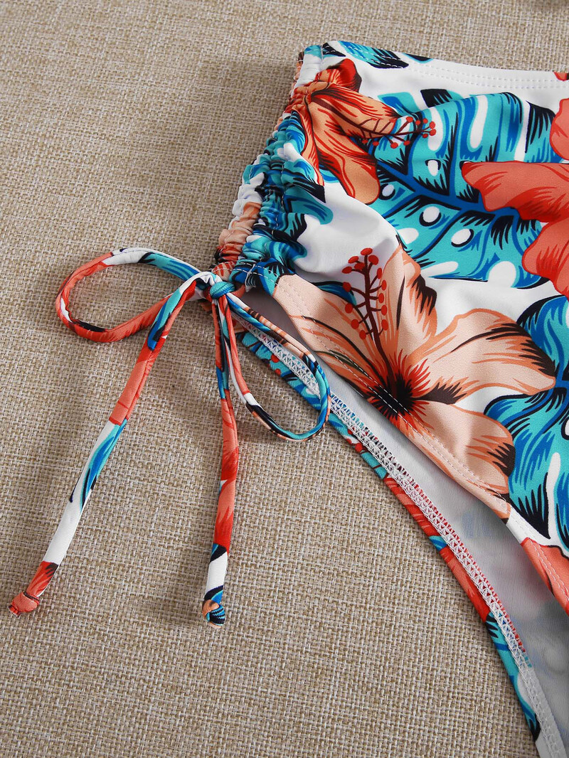 Naujas, populiarus moteriškas maudymosi kostiumėlis, skirtas tarpvalstybinei užsienio prekybai ir seksualus aukšto liemens paplūdimio bikinis Jungtinėse Valstijose.