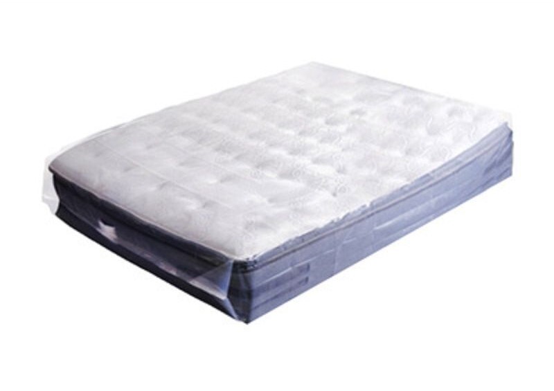 „Simmons“ čiužinys, nuimamas plastikinis čiužinio užvalkalas, naktinio stalelio pakavimo maišelis, skaidrus vienkartinis kraftpopierinis pakavimo maišelis