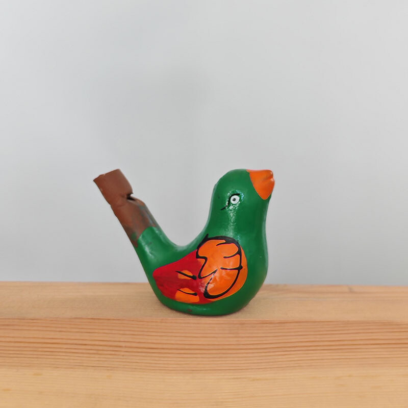 Violetinio smėlio spalvos, rankomis dažytas, paukščio švilpukas, smagus žaislas vaikams, vandens paukščio švilpukas, švilpuko dirželis, keraminis muzikinis paukštis, parduodamas tiesiogiai iš paukščių fabriko