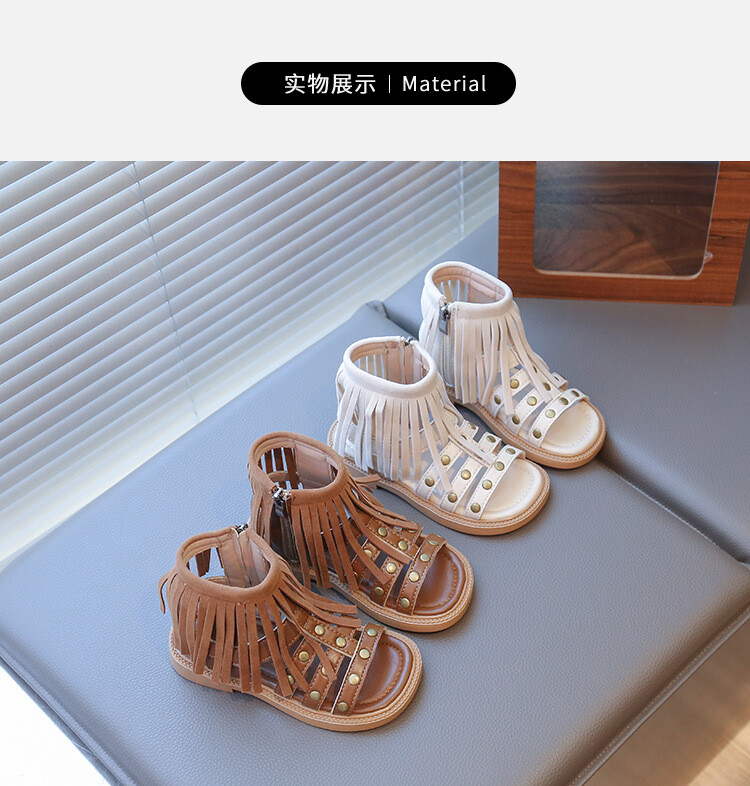 Lányka divatos bojtos szandálok, magas sarkú szandálok, 2025 nyár, új hercegnős cipők szegecsekkel, koreai változatú gyermek strandcipők középső és nagy gyerekeknek