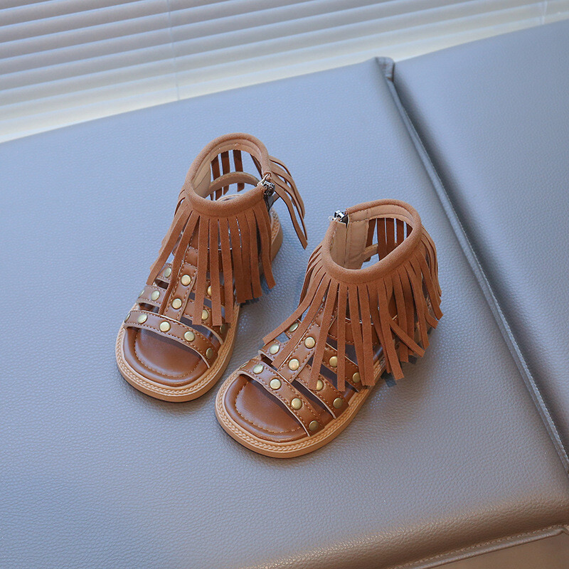 Lányka divatos bojtos szandálok, magas sarkú szandálok, 2025 nyár, új hercegnős cipők szegecsekkel, koreai változatú gyermek strandcipők középső és nagy gyerekeknek