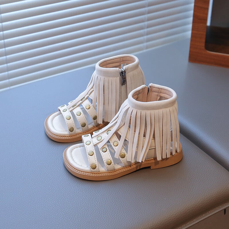 Lányka divatos bojtos szandálok, magas sarkú szandálok, 2025 nyár, új hercegnős cipők szegecsekkel, koreai változatú gyermek strandcipők középső és nagy gyerekeknek