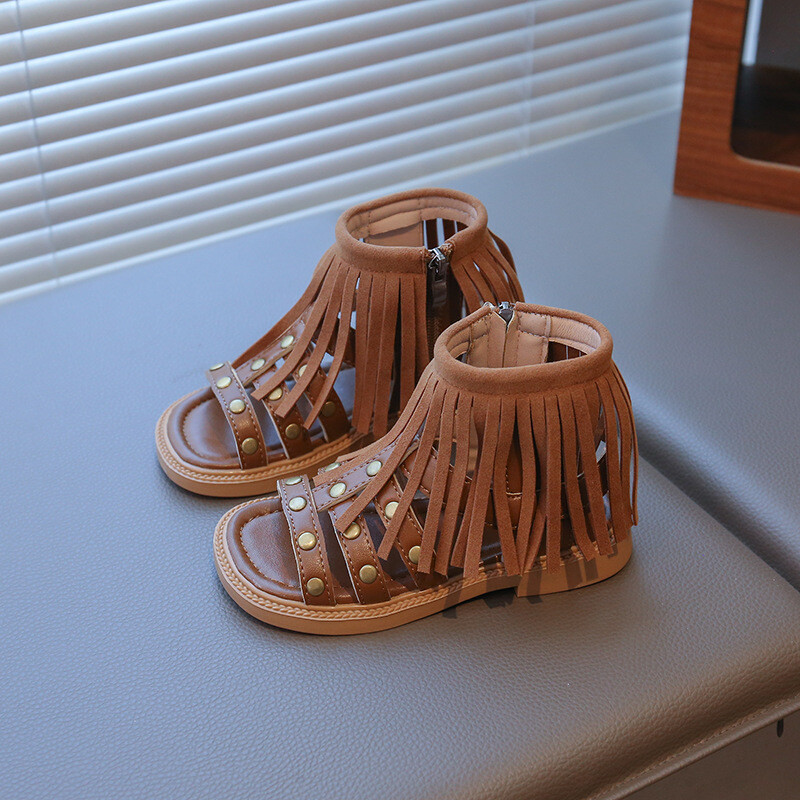 Lányka divatos bojtos szandálok, magas sarkú szandálok, 2025 nyár, új hercegnős cipők szegecsekkel, koreai változatú gyermek strandcipők középső és nagy gyerekeknek