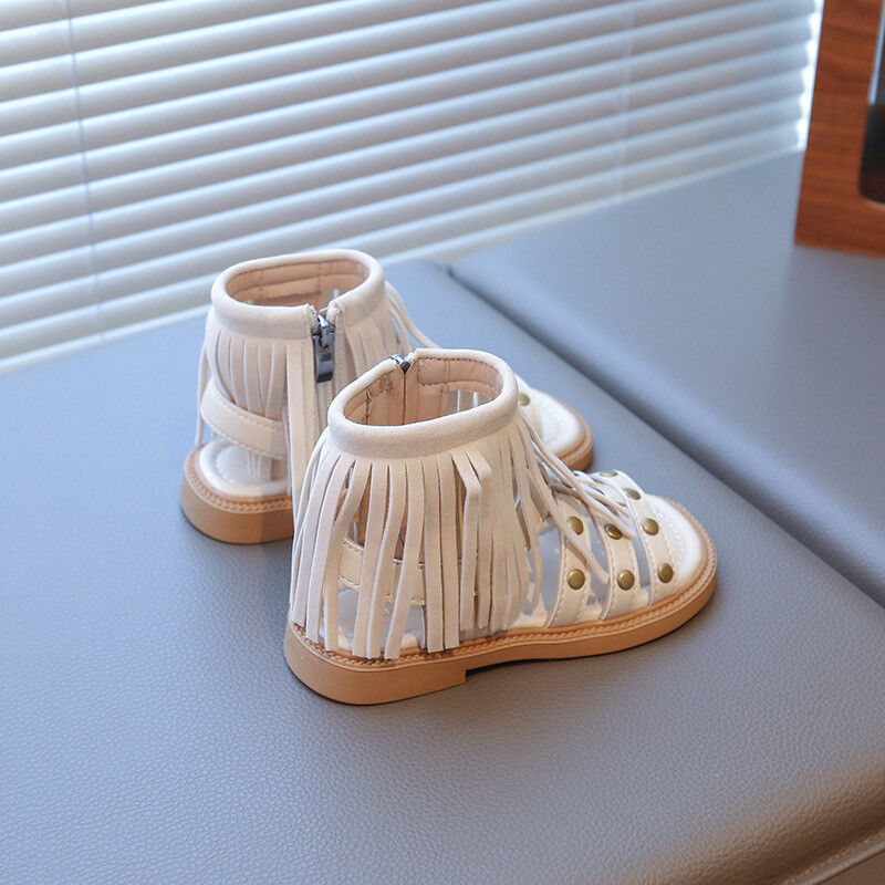 Lányka divatos bojtos szandálok, magas sarkú szandálok, 2025 nyár, új hercegnős cipők szegecsekkel, koreai változatú gyermek strandcipők középső és nagy gyerekeknek