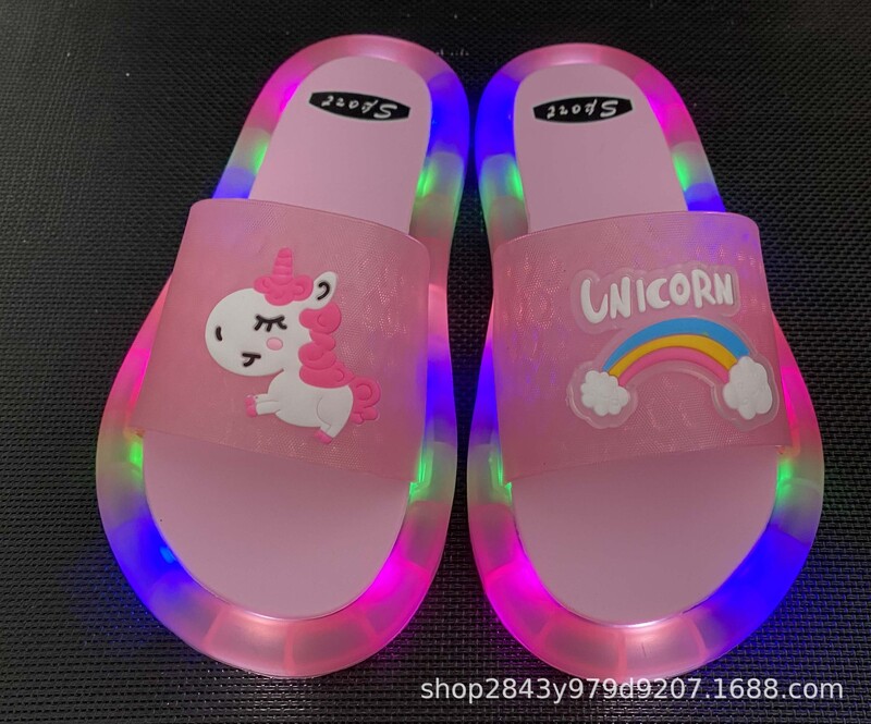 Bērnu gaismas čības, vasaras, lietošanai ārā, gaismas modes čības ar zemeņu kaķi, gaismas čības, kāpšana uz gaismas čībām