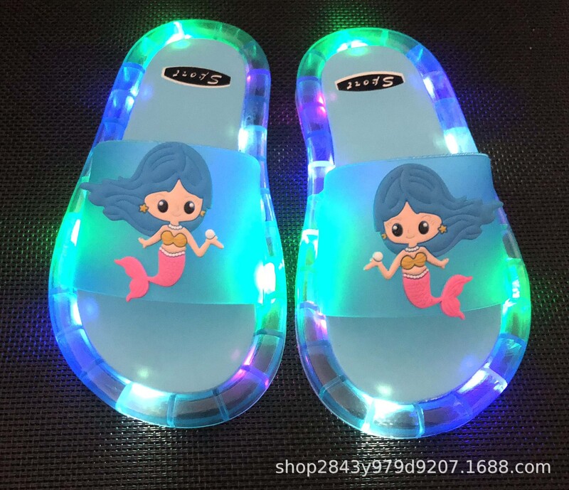 Bērnu gaismas čības, vasaras, lietošanai ārā, gaismas modes čības ar zemeņu kaķi, gaismas čības, kāpšana uz gaismas čībām