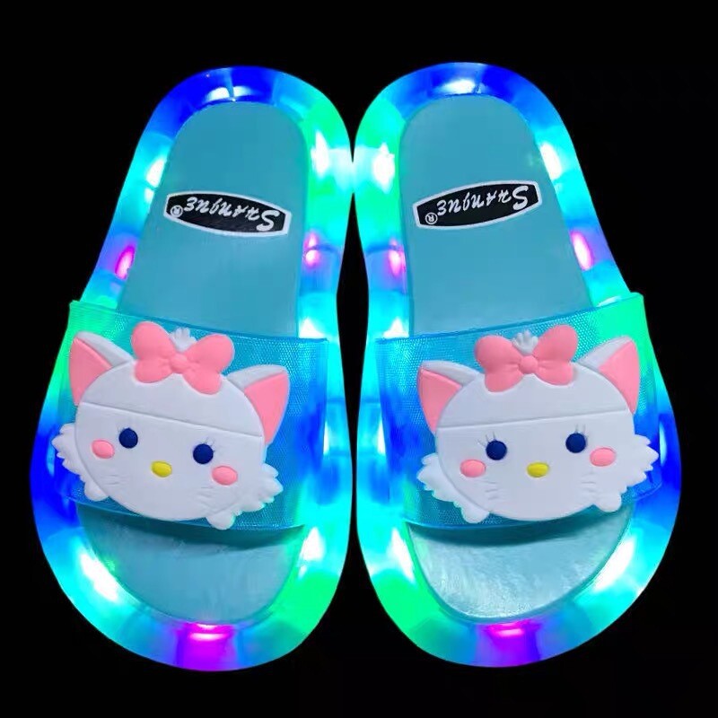 Bērnu gaismas čības, vasaras, lietošanai ārā, gaismas modes čības ar zemeņu kaķi, gaismas čības, kāpšana uz gaismas čībām