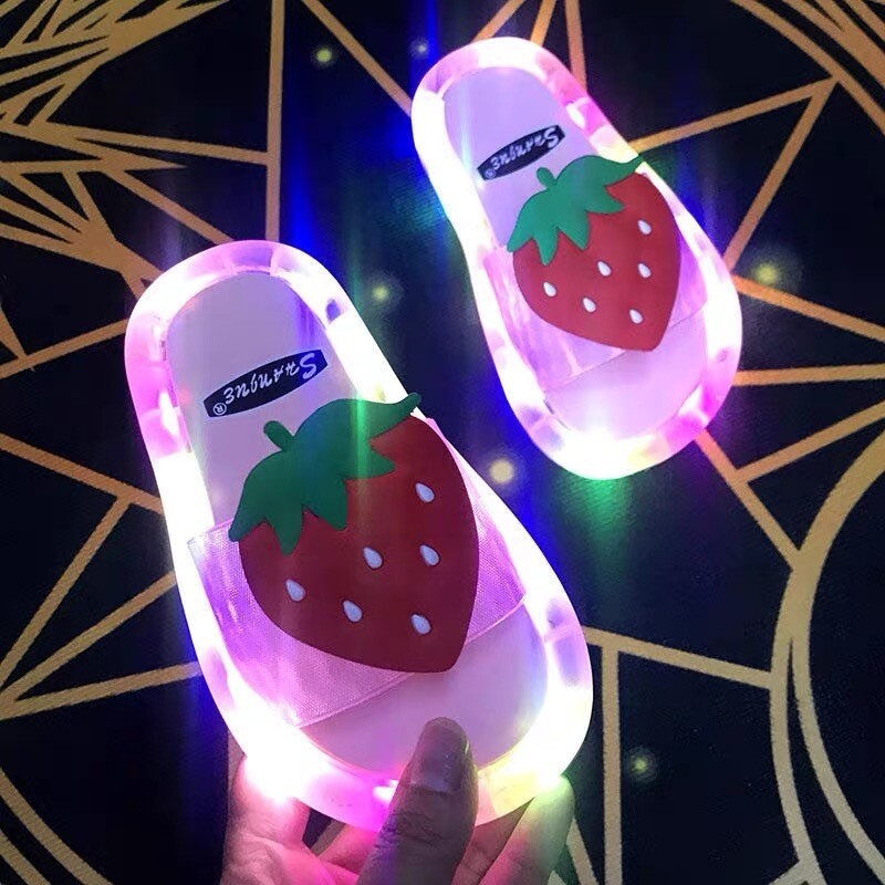 Bērnu gaismas čības, vasaras, lietošanai ārā, gaismas modes čības ar zemeņu kaķi, gaismas čības, kāpšana uz gaismas čībām