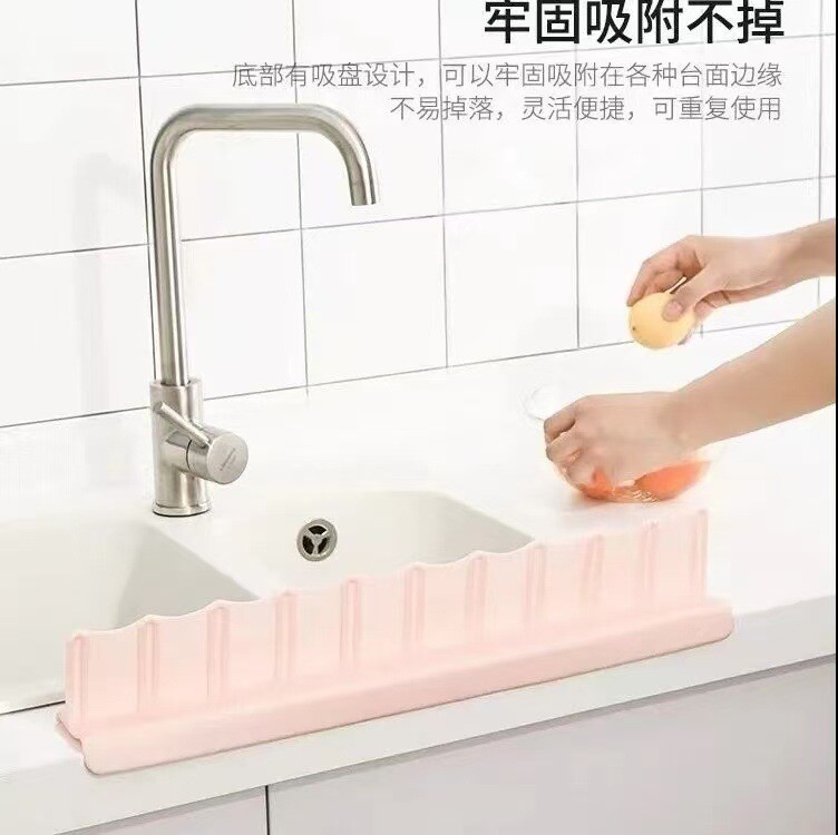 Naujas virtuvės stalviršis su vandeniui ir purslams atspariu silikoniniu siurbtuku, kuris blokuoja alyvą