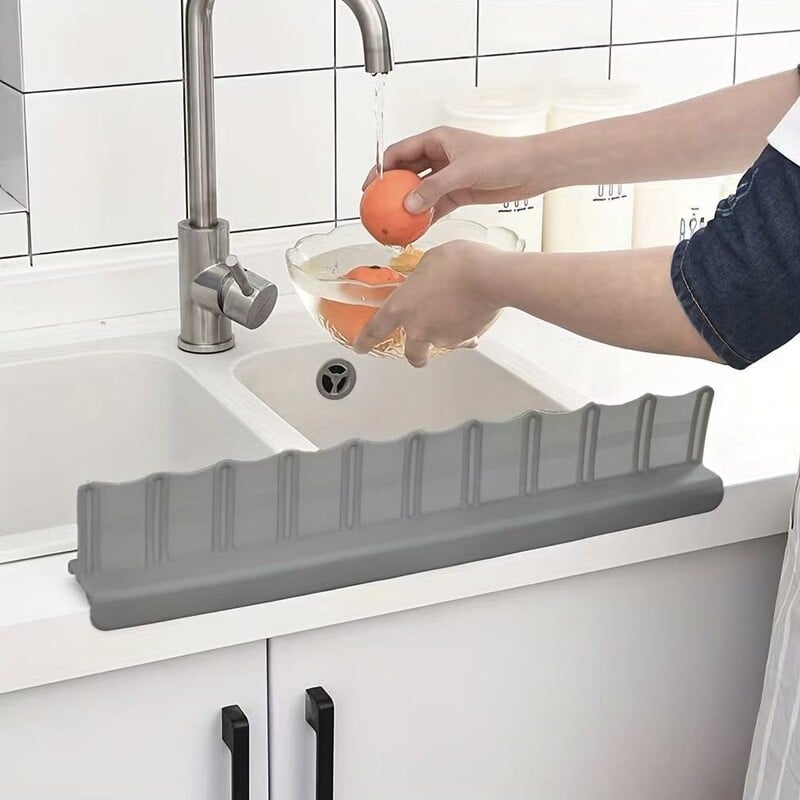 Naujas virtuvės stalviršis su vandeniui ir purslams atspariu silikoniniu siurbtuku, kuris blokuoja alyvą