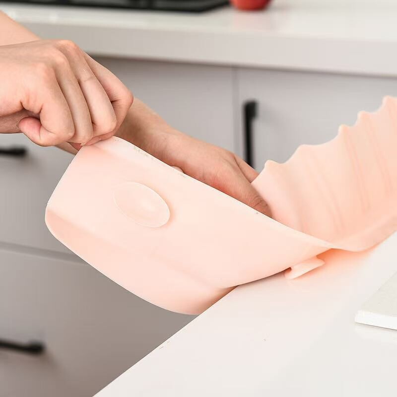 Naujas virtuvės stalviršis su vandeniui ir purslams atspariu silikoniniu siurbtuku, kuris blokuoja alyvą