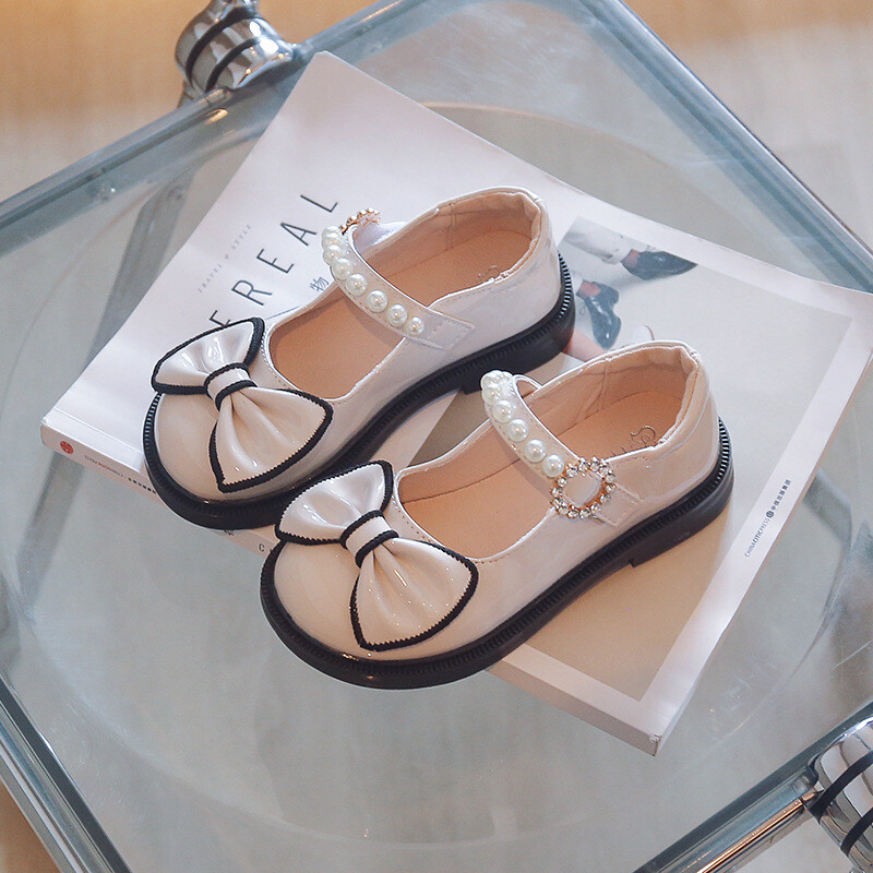 Odiniai batukai mergaitėms, 2025 m. pavasaris ir ruduo, nauji vaikiški princesės stiliaus batukai su perlų juostele, minkšto paduko batukai mažoms mergaitėms