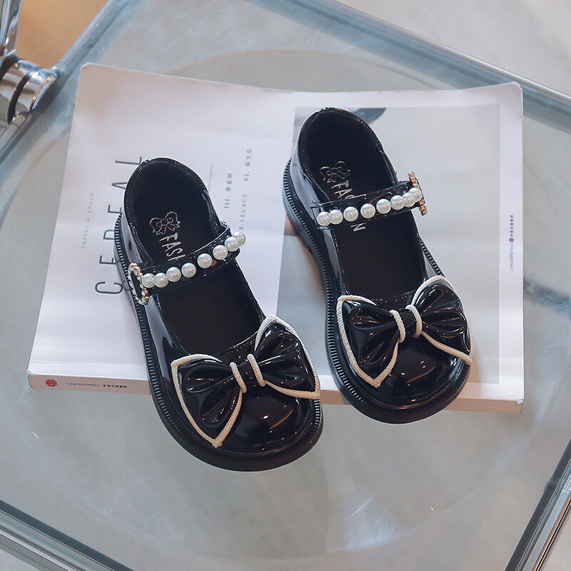 Odiniai batukai mergaitėms, 2025 m. pavasaris ir ruduo, nauji vaikiški princesės stiliaus batukai su perlų juostele, minkšto paduko batukai mažoms mergaitėms