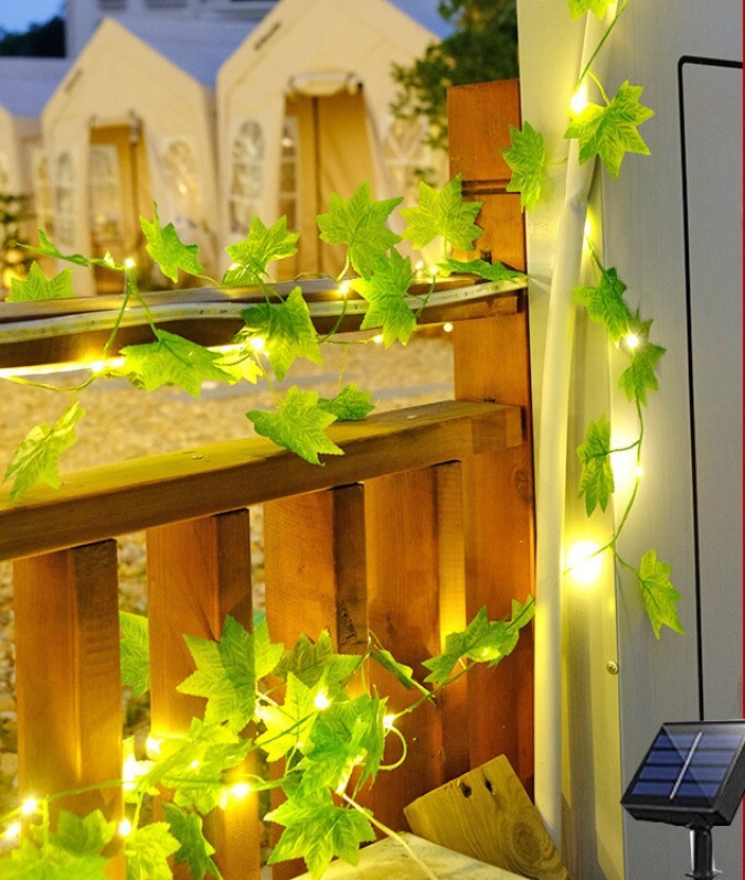 Външна розова светлина низ двор градинска ограда изкуствено цвете лоза декорация балконски парапет слънчева атмосфера светлина