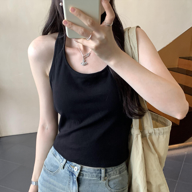 Φωτογραφία στις αρχές της άνοιξης του 2025, πραγματικές φωτογραφίες καυτού κοριτσιού, άνοιξη και καλοκαίρι, νέα αμερικανική καυτή κοπέλα με πλάτη χωρίς σταυρωτό λουράκι στο στήθος, σέξι αμάνικο τοπ