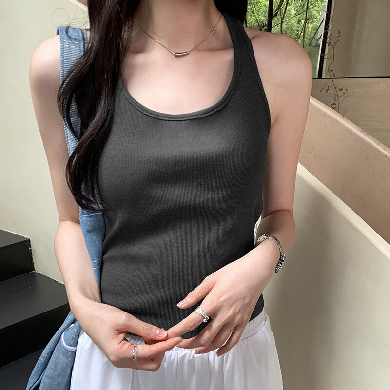 Φωτογραφία στις αρχές της άνοιξης του 2025, πραγματικές φωτογραφίες καυτού κοριτσιού, άνοιξη και καλοκαίρι, νέα αμερικανική καυτή κοπέλα με πλάτη χωρίς σταυρωτό λουράκι στο στήθος, σέξι αμάνικο τοπ